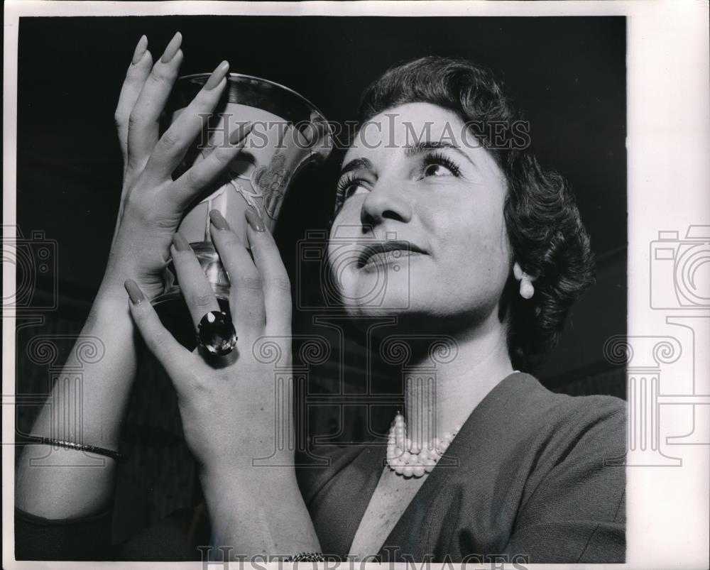 1955 Press Photo Yvonne Sergent, hand model insures them fo $50,000 - Historic Images