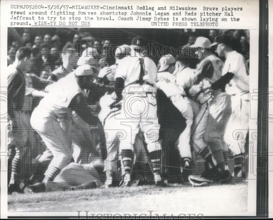 1957 Press Photo Milwaukee Reds H Jeffcast fights Braves J Logan in brawl - Historic Images