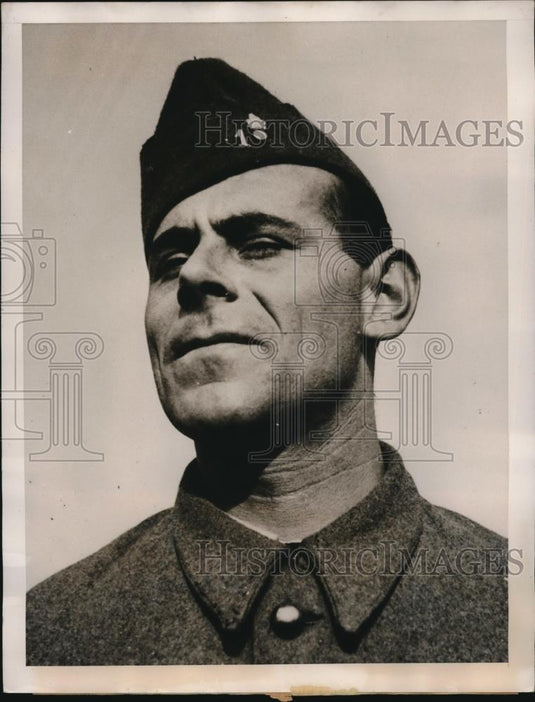 1940 Press Photo A Belgian man joins France's Foreign Legion. - Historic Images