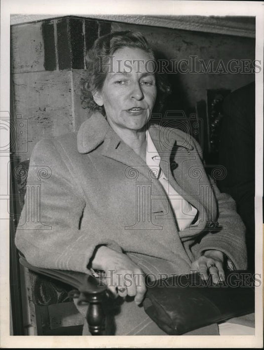 1944 Press Photo Mrs. Marjorie Brinkley in disposal of Ms. Mary Windsor's estate - Historic Images
