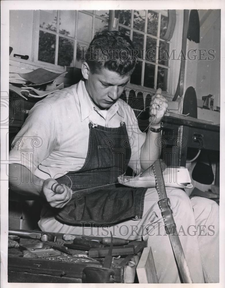 1953 Press Photo Robert White Sews A Moccasin With Cowhide Thread - Historic Images