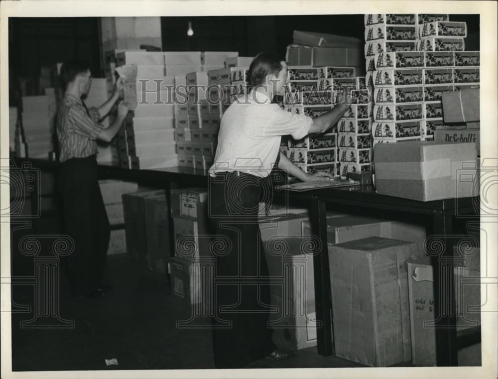 1938 Press Photo Fred Robert and Joe High in Factory - Historic Images