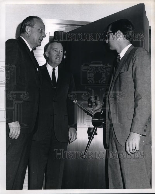 1968 Press Photo Barton C Tyson manager of Union Commerce Bank's new office - Historic Images