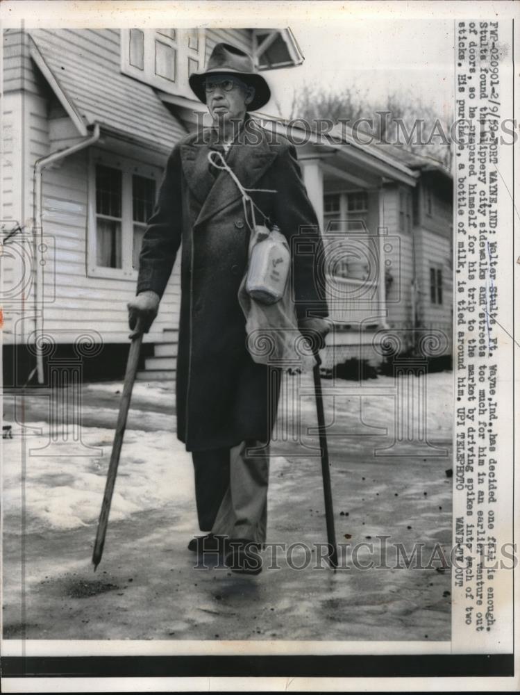 1959 Press Photo Walter Stults Of Ft. Wayne Indiana Navigates Slippery Sidewalks - Historic Images