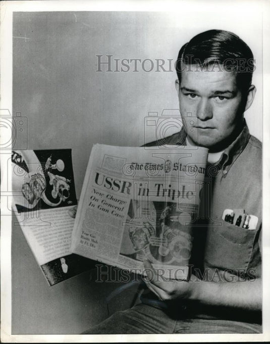 1969 Press Photo Ron Titus thumbing through February edition "Science American" - Historic Images