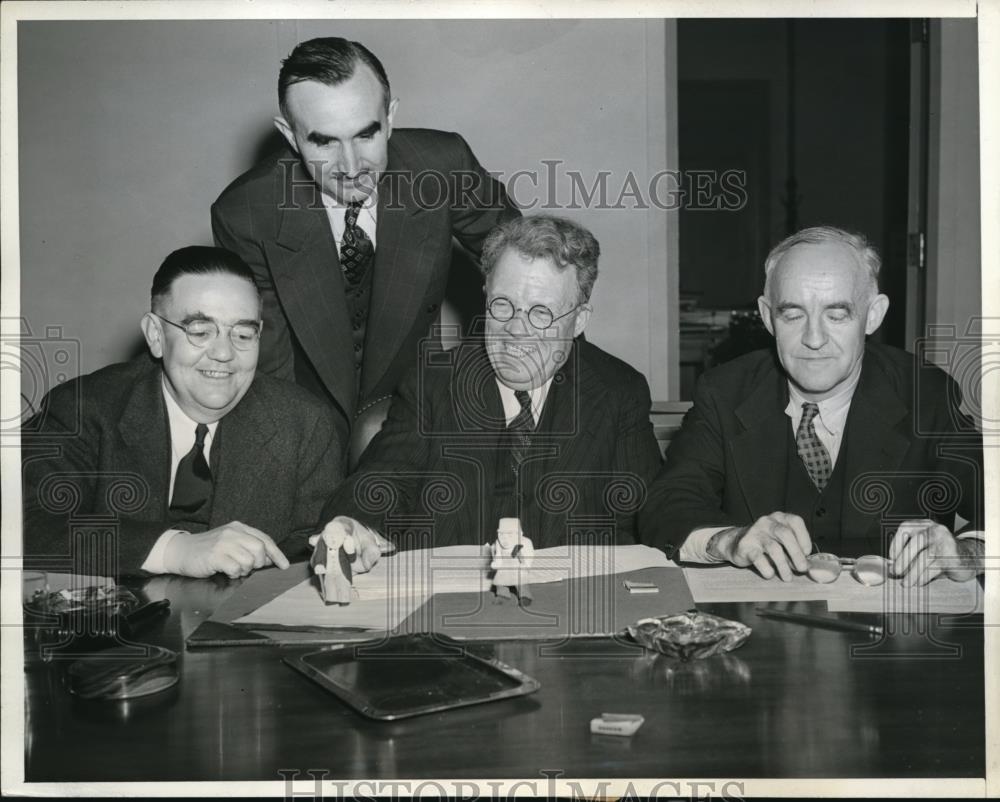 1943 Press Photo G.W. Taylor, W.H. Davis, F.P. Graham &amp; W.L. Morse on contract - Historic Images