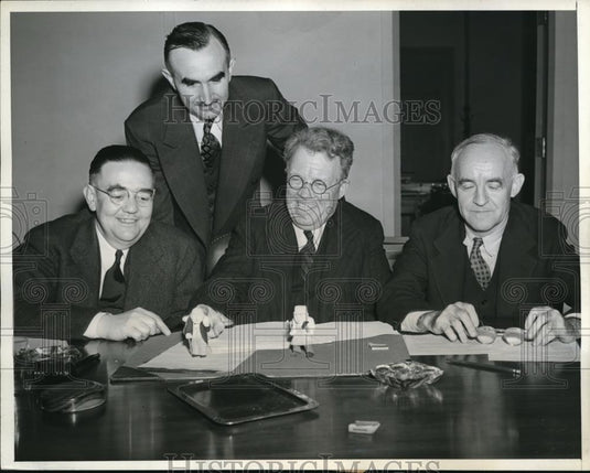 1943 Press Photo G.W. Taylor, W.H. Davis, F.P. Graham & W.L. Morse on contract - Historic Images