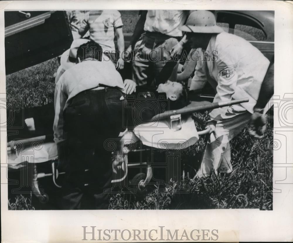 1949 Press Photo George Lynch aftre crashed his auto Shipper Special into Wall. - Historic Images