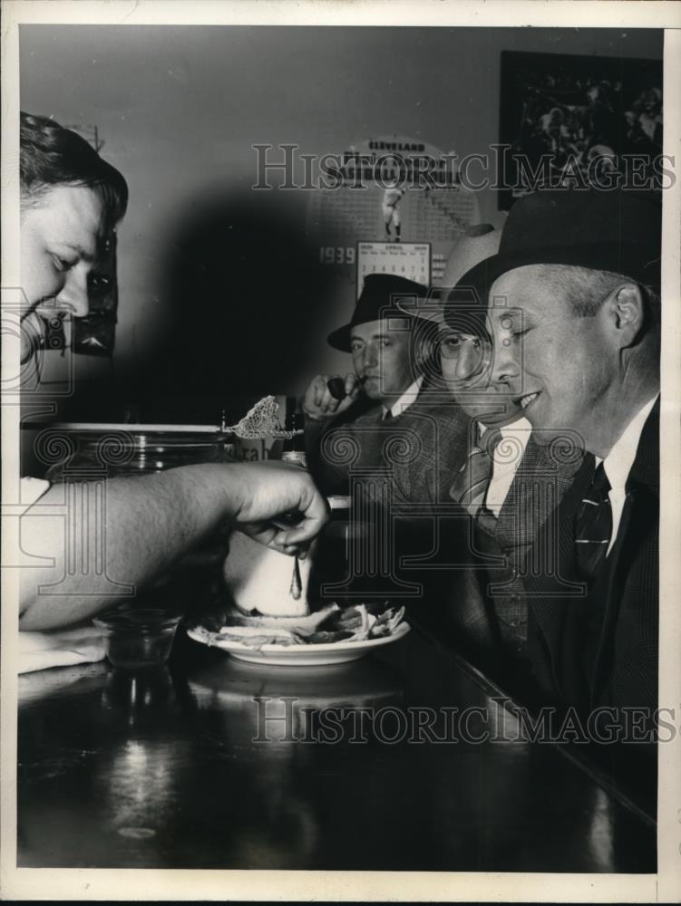 1939 Press Photo Ralph E. Lipscomb Watches Owner Prepare Goldfish Snack - Historic Images