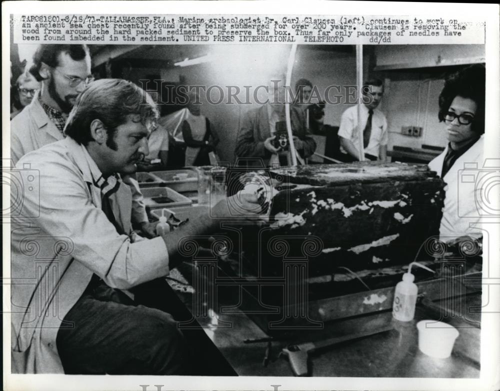 1973 Press Photo Dr. Carl Clauson works on 200 year old ancient sea chest - Historic Images