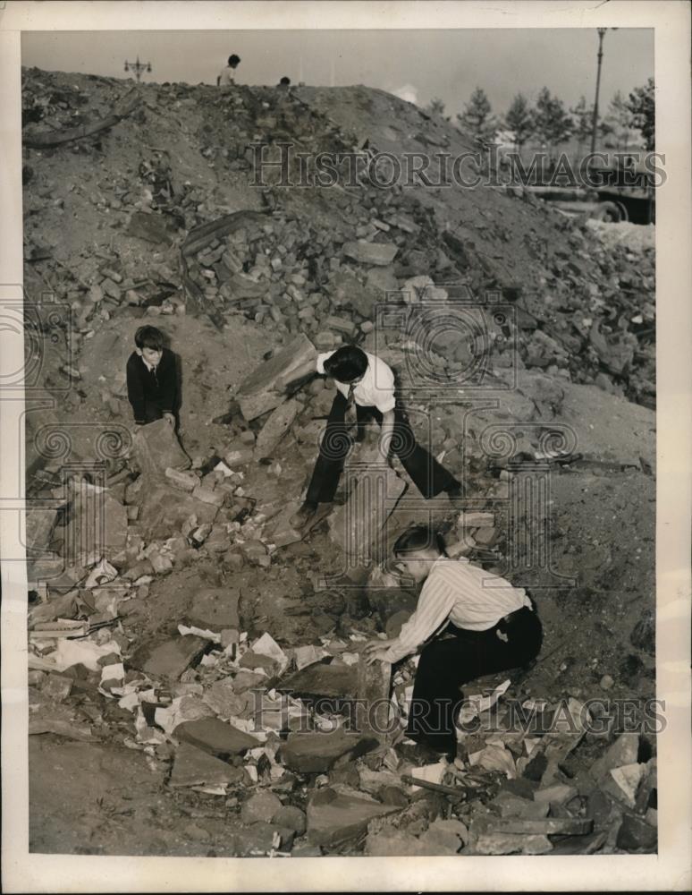 1939 Press Photo The Boys&#39; Club gathering raw material for their stone-carving - Historic Images