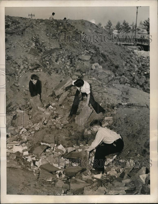 1939 Press Photo The Boys' Club gathering raw material for their stone-carving - Historic Images