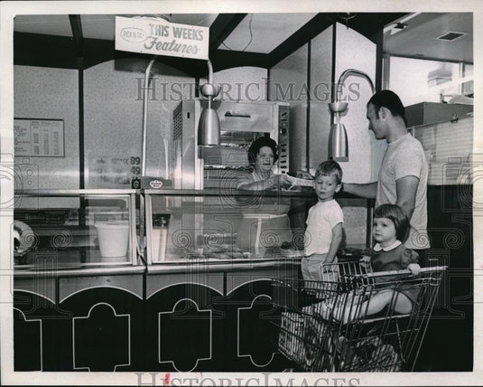 Press Photo John Hicks and Family, Laurie and John Jr., Pick up Food From - Historic Images
