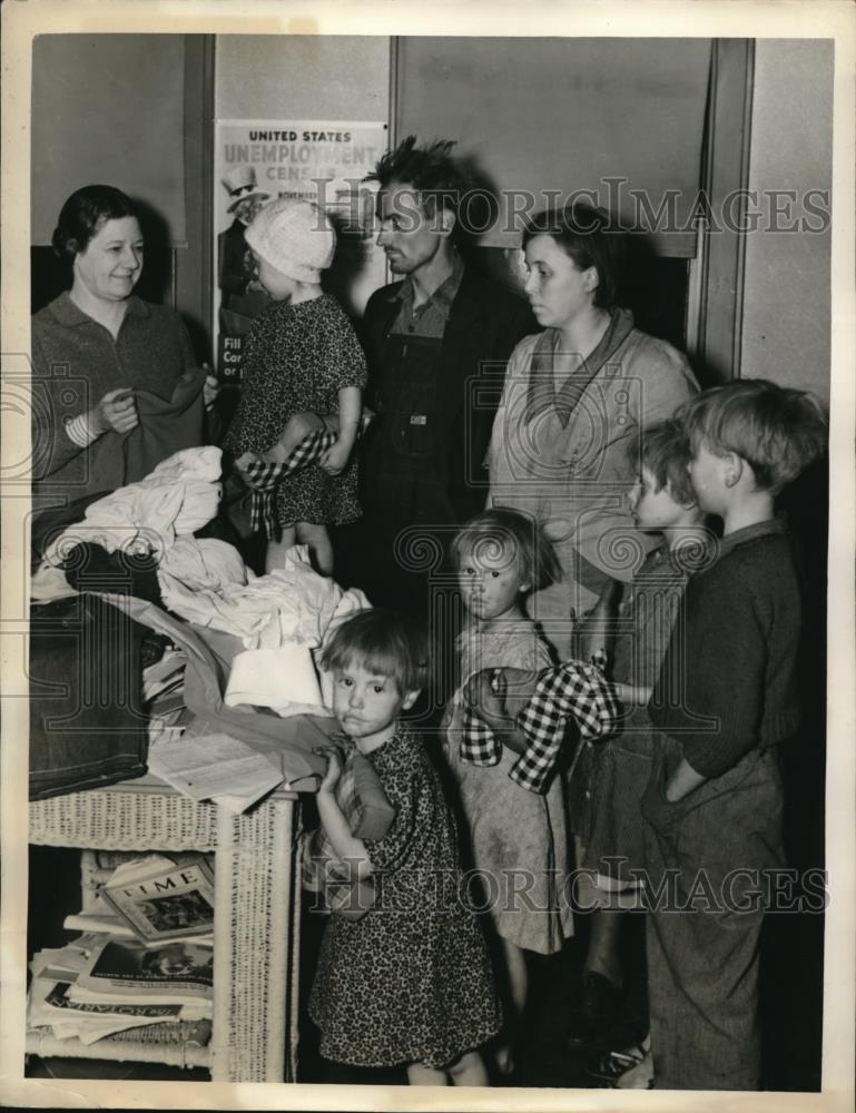 1937 Press Photo Mr, and Mrs. Joe Manuel and Children After Fire. - Historic Images