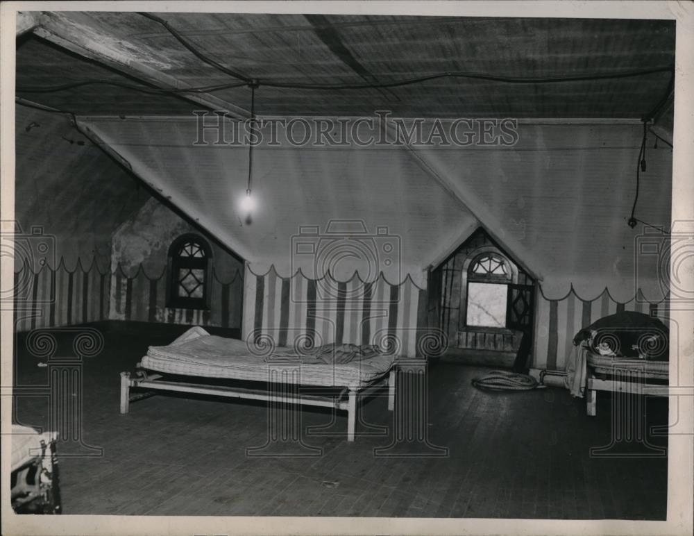 1947 Press Photo Third floor attic suite has only one means of exit - Historic Images