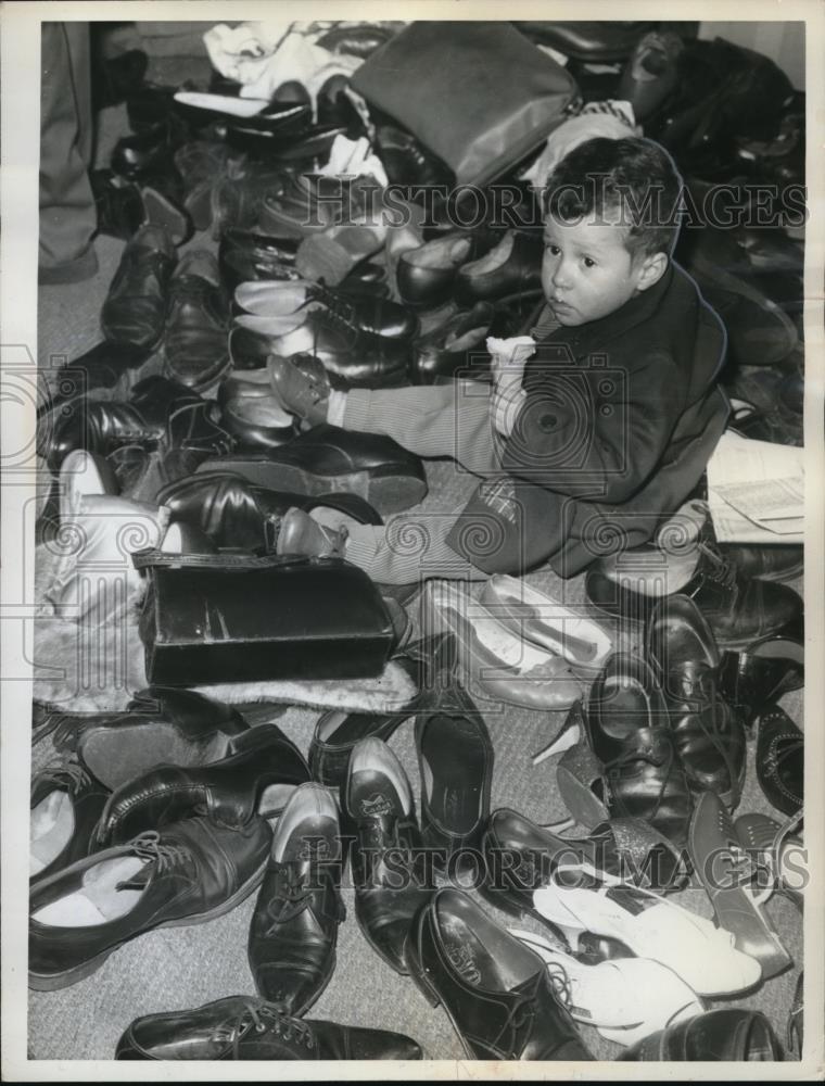 1962 Press Photo A two year old shoe-keeper Safak Ahmet - Historic Images