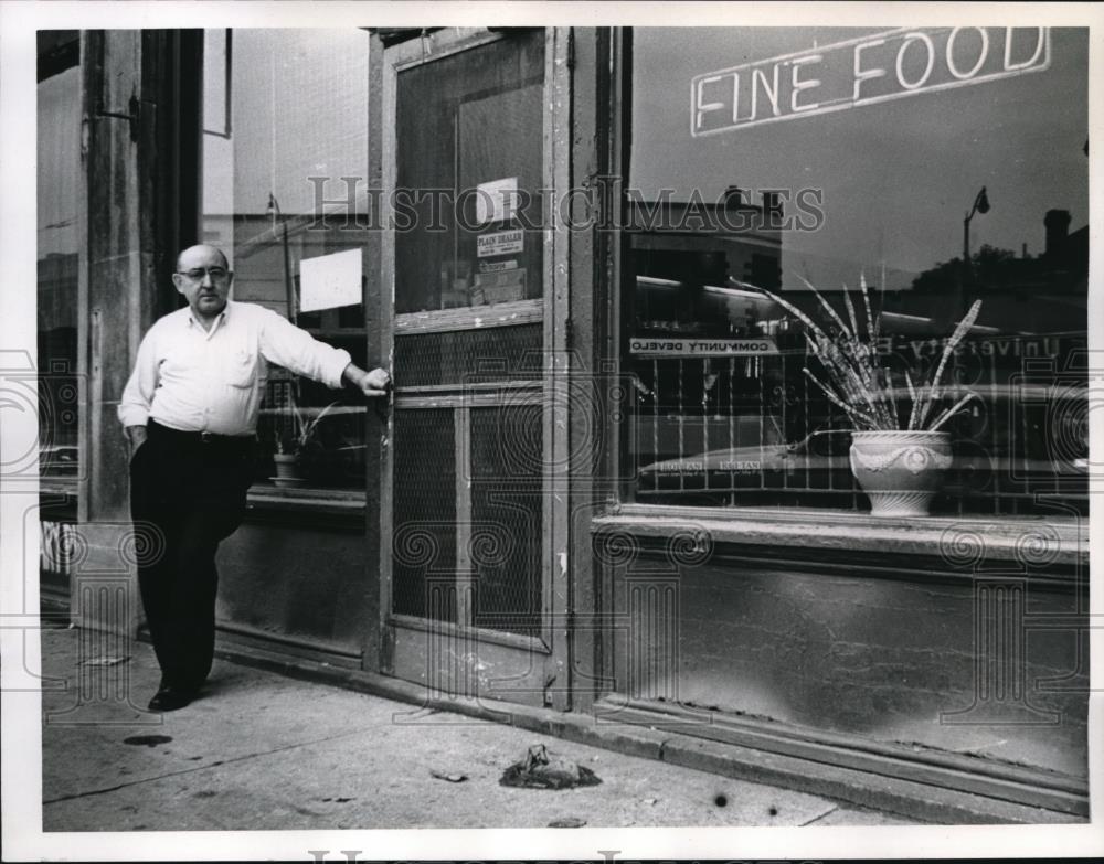 1967 Press Photo Herman Nash infront of Luxor Restaurant - Historic Images