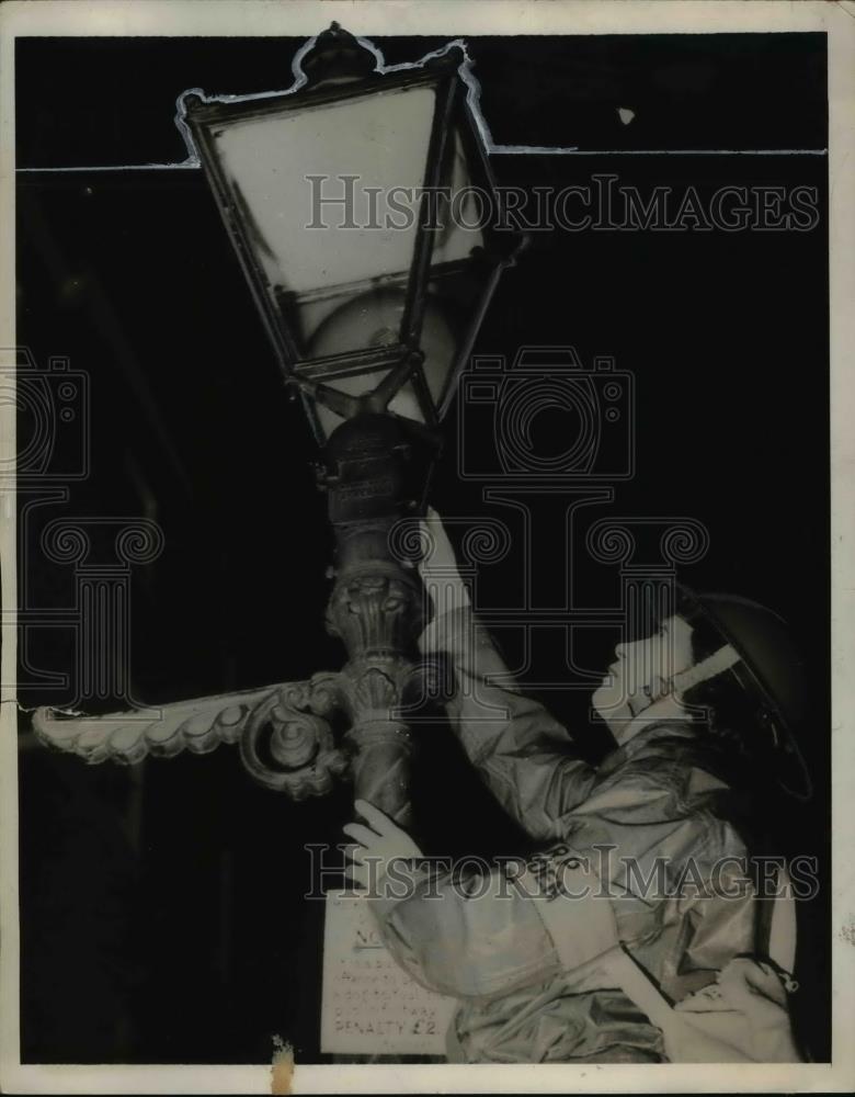 1939 Press Photo London England Mrs LH Rowan air raid warden turns off lamps - Historic Images