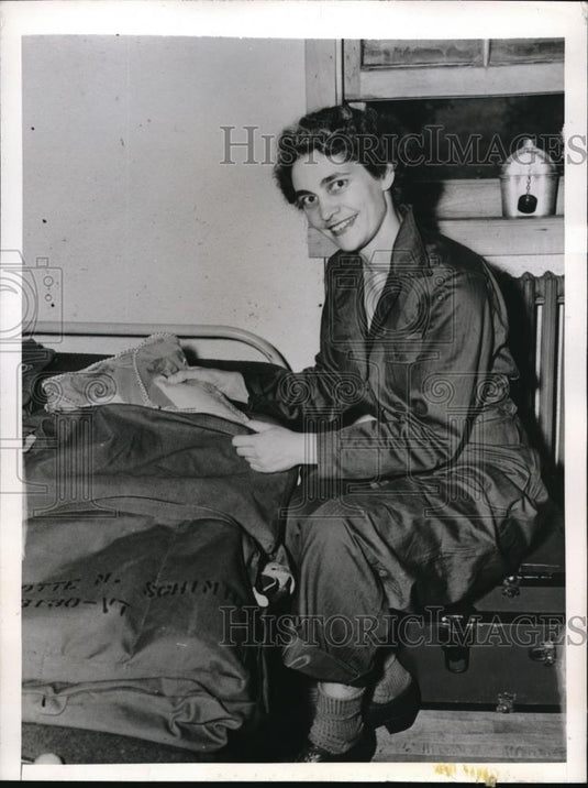 1945 Press Photo Charlotte M. Schmidt Packs Belongings For Overseas Work - Historic Images