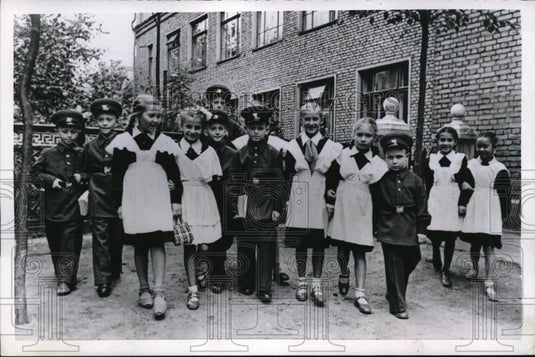 1954 Press Photo School time in Moscow with students wearing uniforms - Historic Images