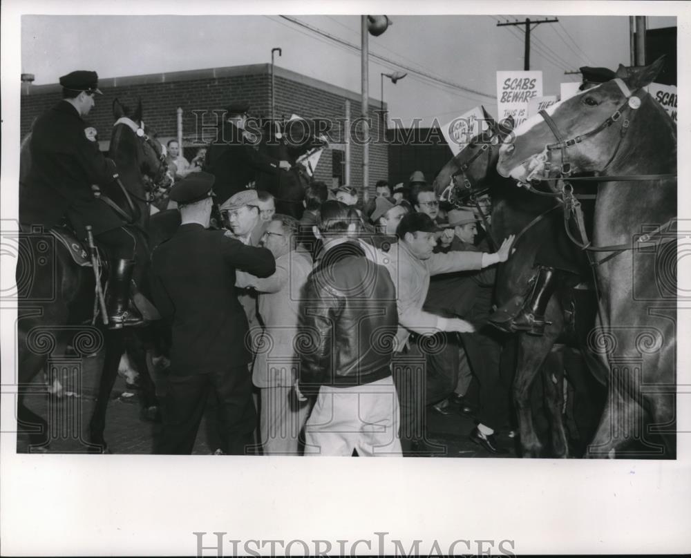 1954 Press Photo Park Drop Forge Co Strike - Historic Images