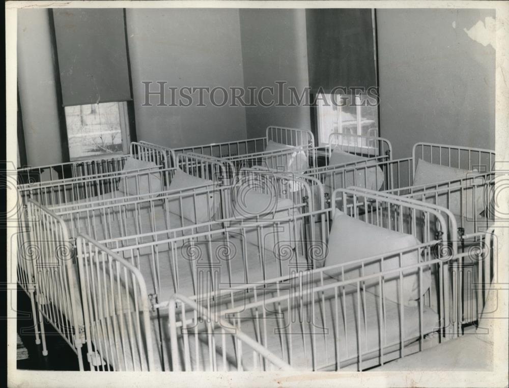 1943 Press Photo A ten bed ward in female dormitory Nineteen girls sleep here - Historic Images