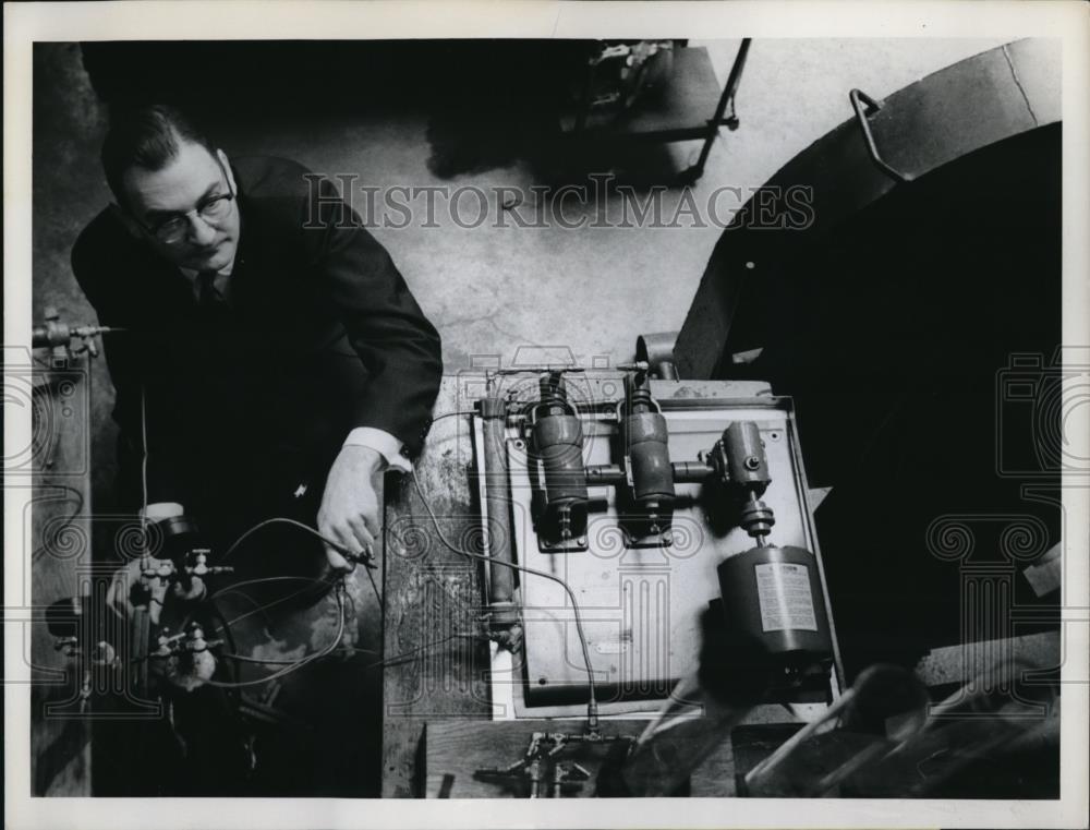 1962 Press Photo Dr. R.L. Slobod Experiments with Underground Oil in University - Historic Images