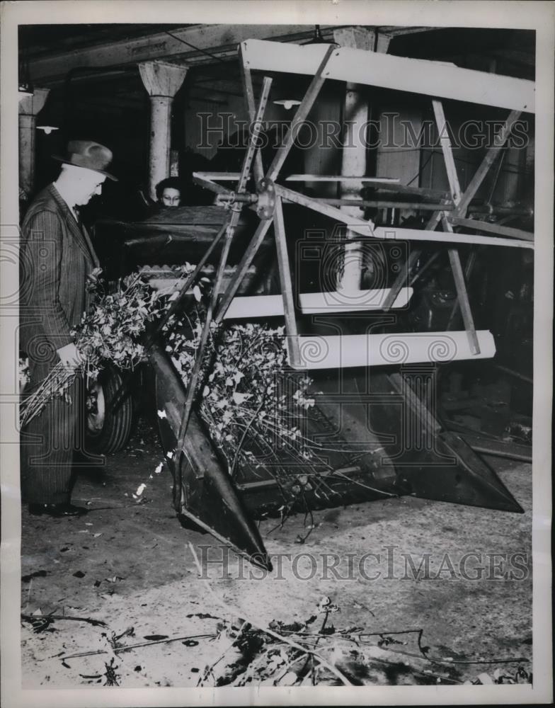 1945 Press Photo Albert Brereton, inventor of harvestor &amp; decordicator for Ramie - Historic Images