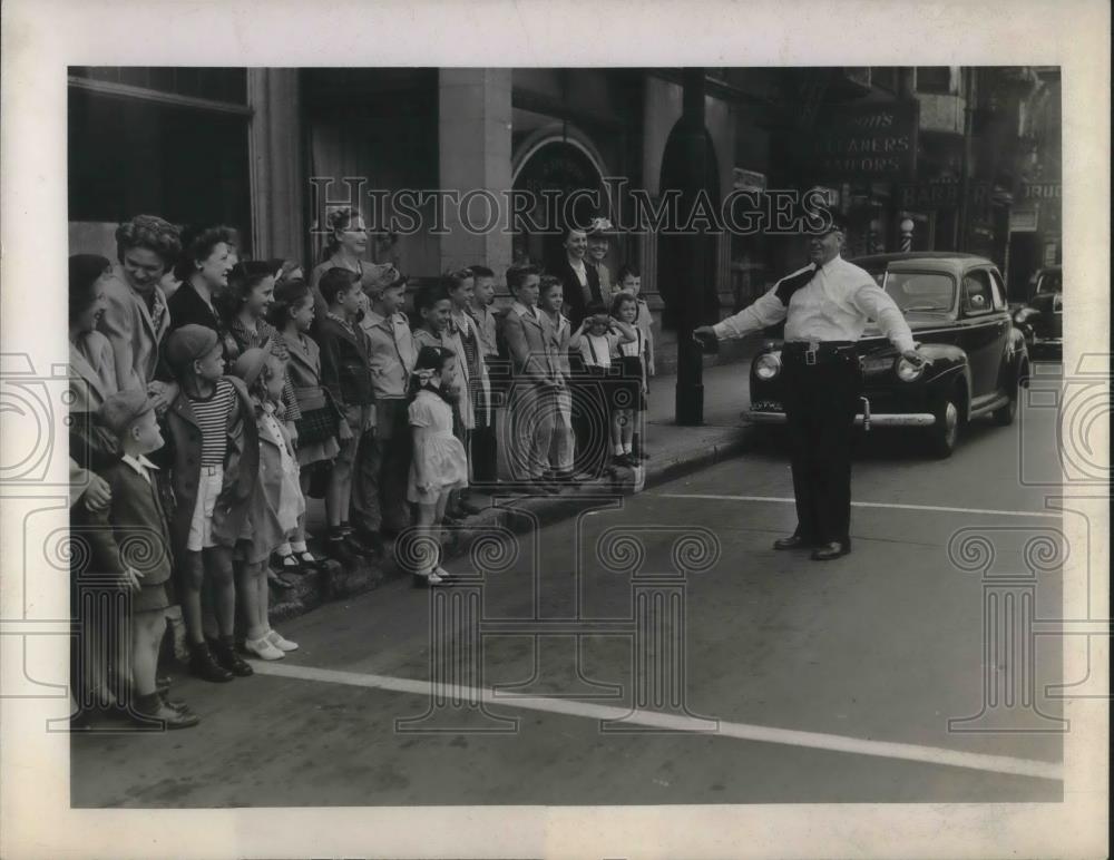 1944 Press Photo Clarence Scharlau of the E. Cleveland Police is the Safety - Historic Images