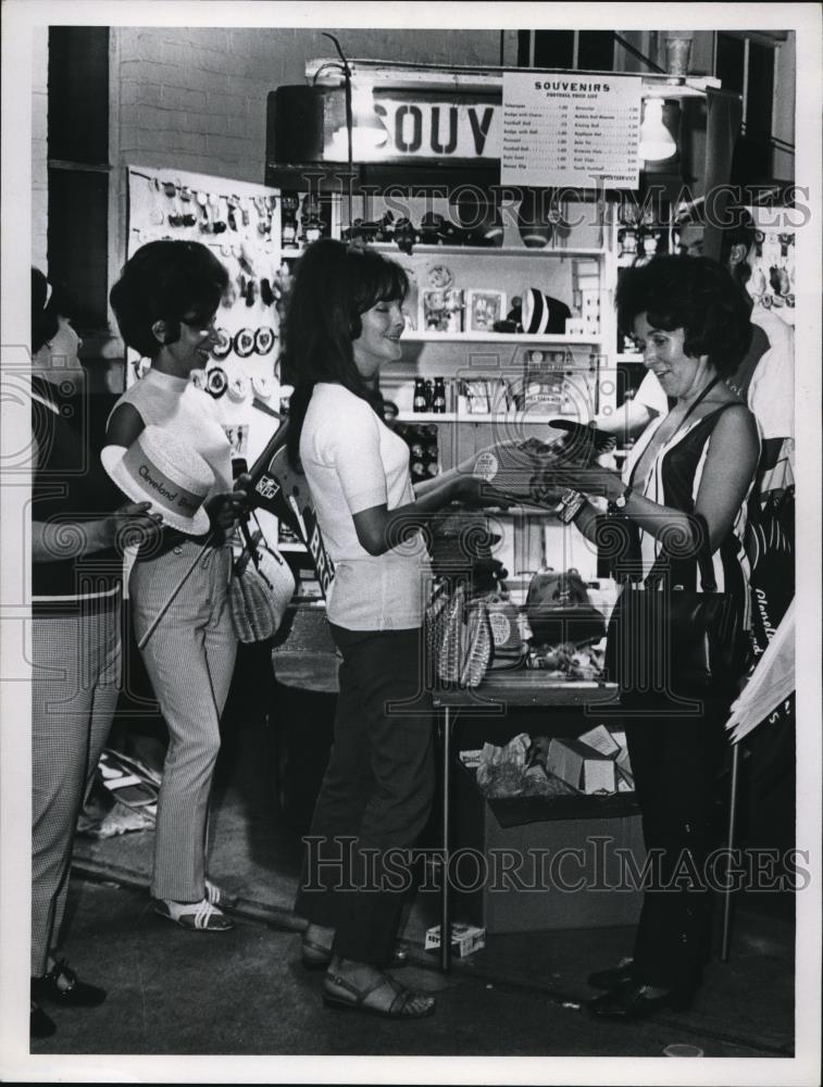 1969 Press Photo Souvenir Shopin Cleveland - Historic Images