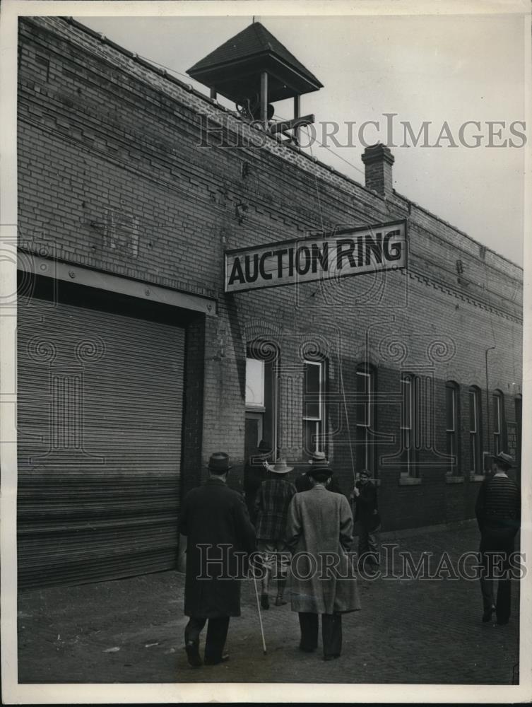 1939 Press Photo Entrance to the Auction Ring in St.Louis largest Mule Market - Historic Images