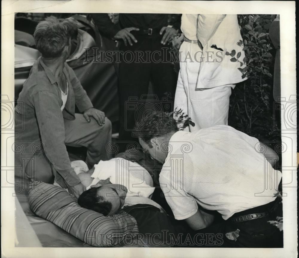 1941 Press Photo East Meadow NY Dr with Carl Schwartz plane crash victim - Historic Images