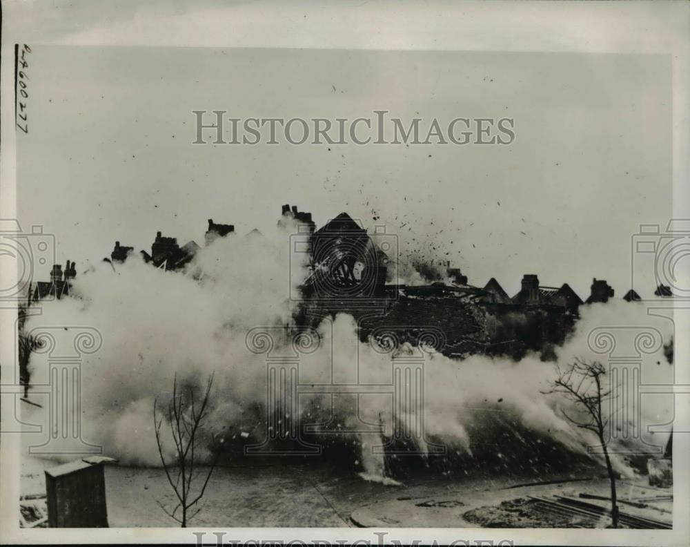 1941 Press Photo British tests of Air raid shelters berfor German Air raids - Historic Images