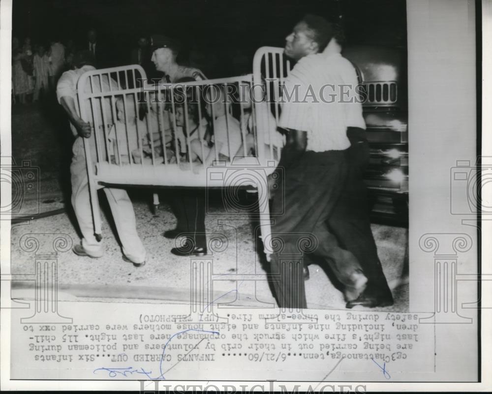 1960 Press Photo Chattanoga Tenn Six infants being carried out in crib by - Historic Images