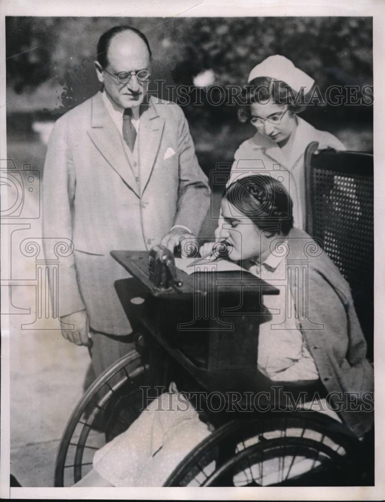 1933 Press Photo Miss Freda Saxe patient at Jewish Hospital shown writing with - Historic Images