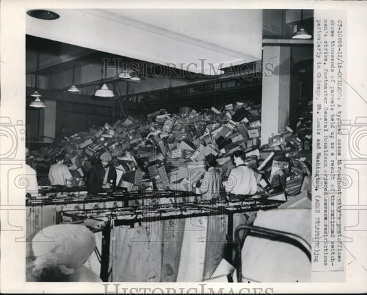 1950 Press Photo typical scene throughout city's post office in Chicago - Historic Images