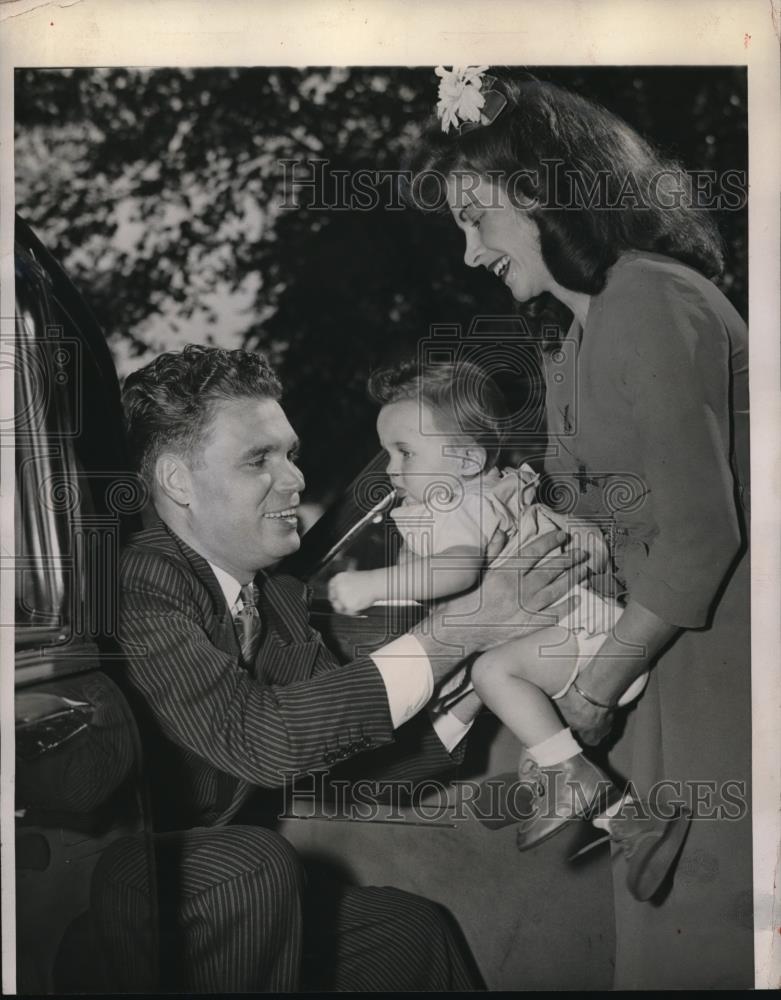 1943 Press Photo Gary Ind cleared of charges of complicity in a robbery after 8 - Historic Images