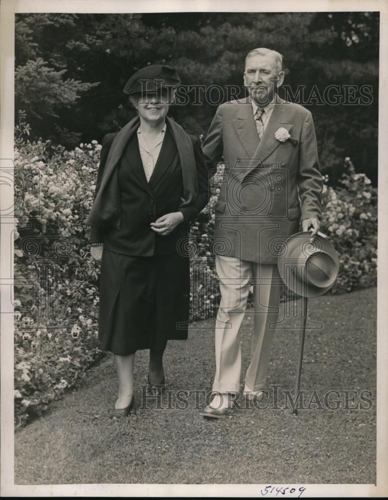 1939 Press Photo Famous American Author And Wife Strolling In The Garden - Historic Images