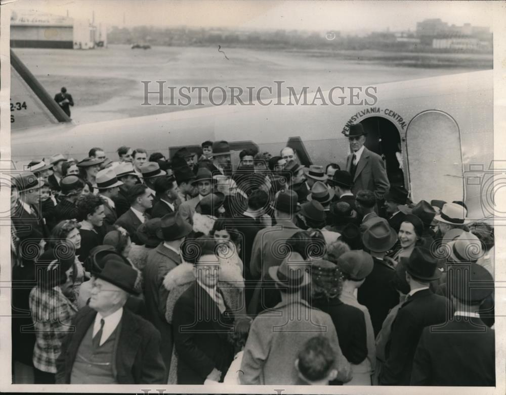 1938 Press Photo Francis Townsend deboarding among sightseers in Washington D.C. - Historic Images