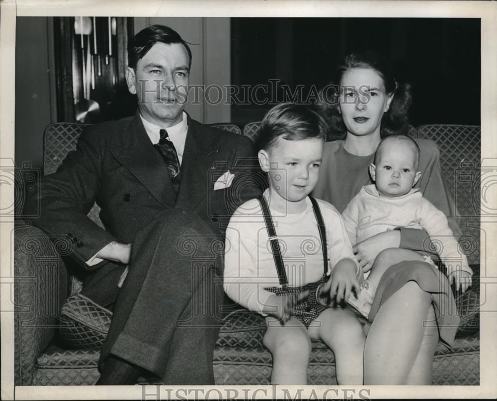 1947 Press Photo Family portrait in Governor&#39;s mansion - Historic Images