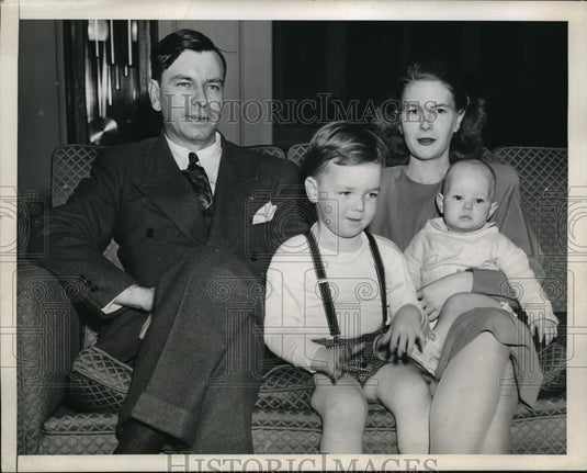 1947 Press Photo Family portrait in Governor's mansion - Historic Images