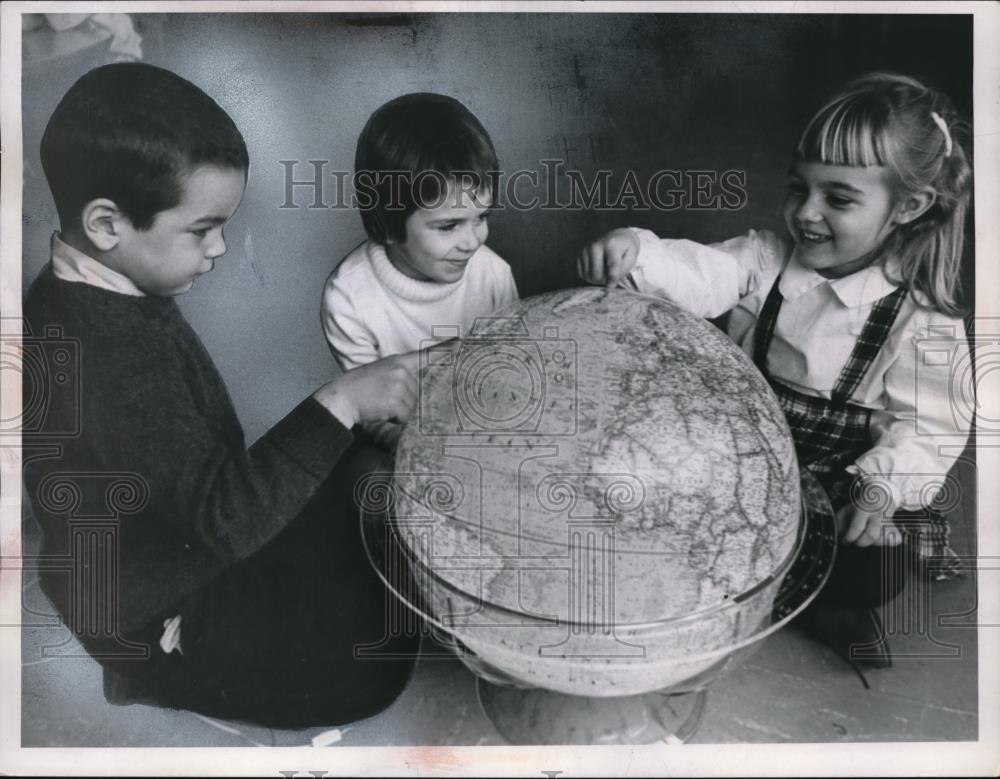 1964 Press Photo D. Thomas, C. Stepp &amp; S. Albrecht kindergarten class - Historic Images