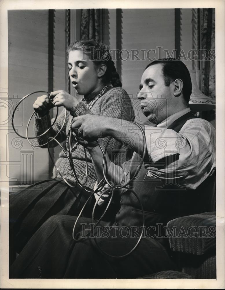 1945 Press Photo Phyllis Nancy Kaufman and her Victor blow metal rings together - Historic Images