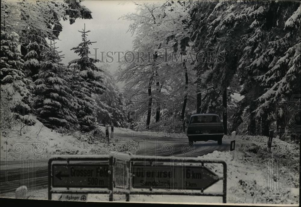 1965 Press Photo Frankfurt W Germany cars on snowy road in Tanhaus Forest - Historic Images
