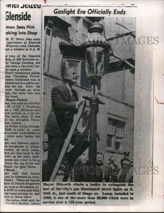 1959 Press Photo Richardson Dilworth Extinguished Last Of The City's Gas Lights - Historic Images