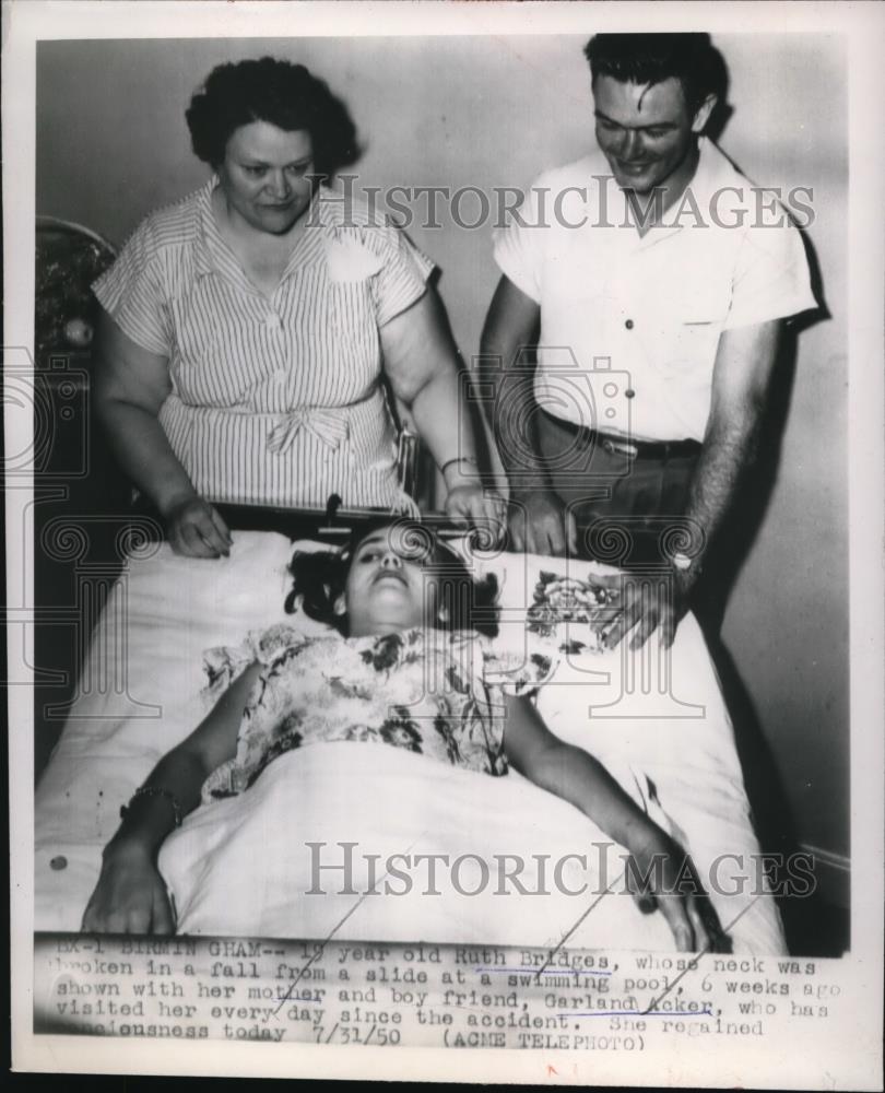 1950 Press Photo Ruth Bridges with Mother and Boyfriend, Garland Acker. - Historic Images