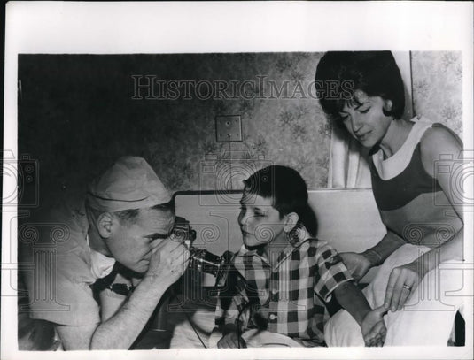 1966 Press Photo Medical photographer A. Benjamin captures hemophila patient - Historic Images
