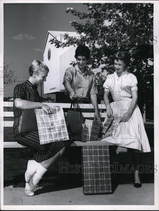 Press Photo Barbara Mc Neill, Sandra Rudgers and Nancy Hales looking at - Historic Images