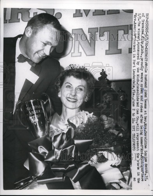 1960 Press Photo John beams at Mrs. Geraldine Louise Scott crowned Mrs. Michigan - Historic Images