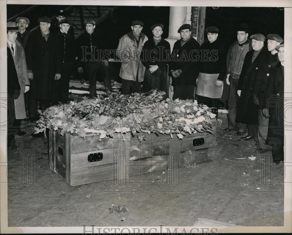 1938 Press Photo Body of Edward J. Neil on its way home. - Historic Images